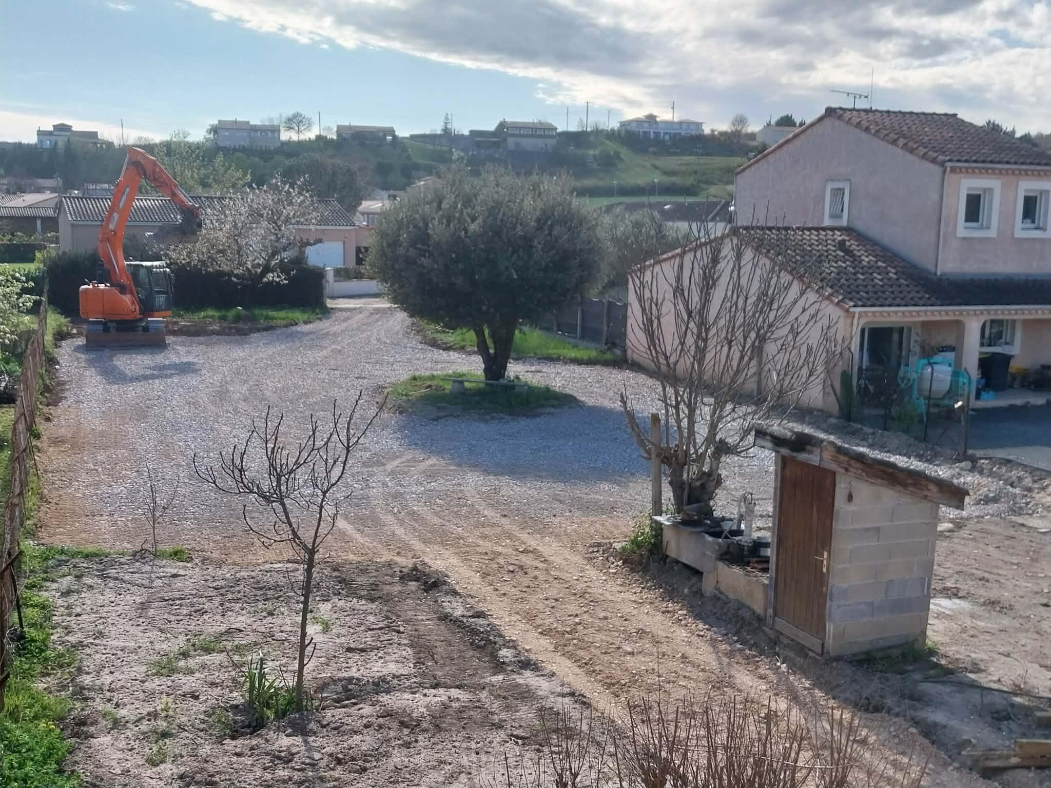 Après : terrain aménagé avec allée en gravier