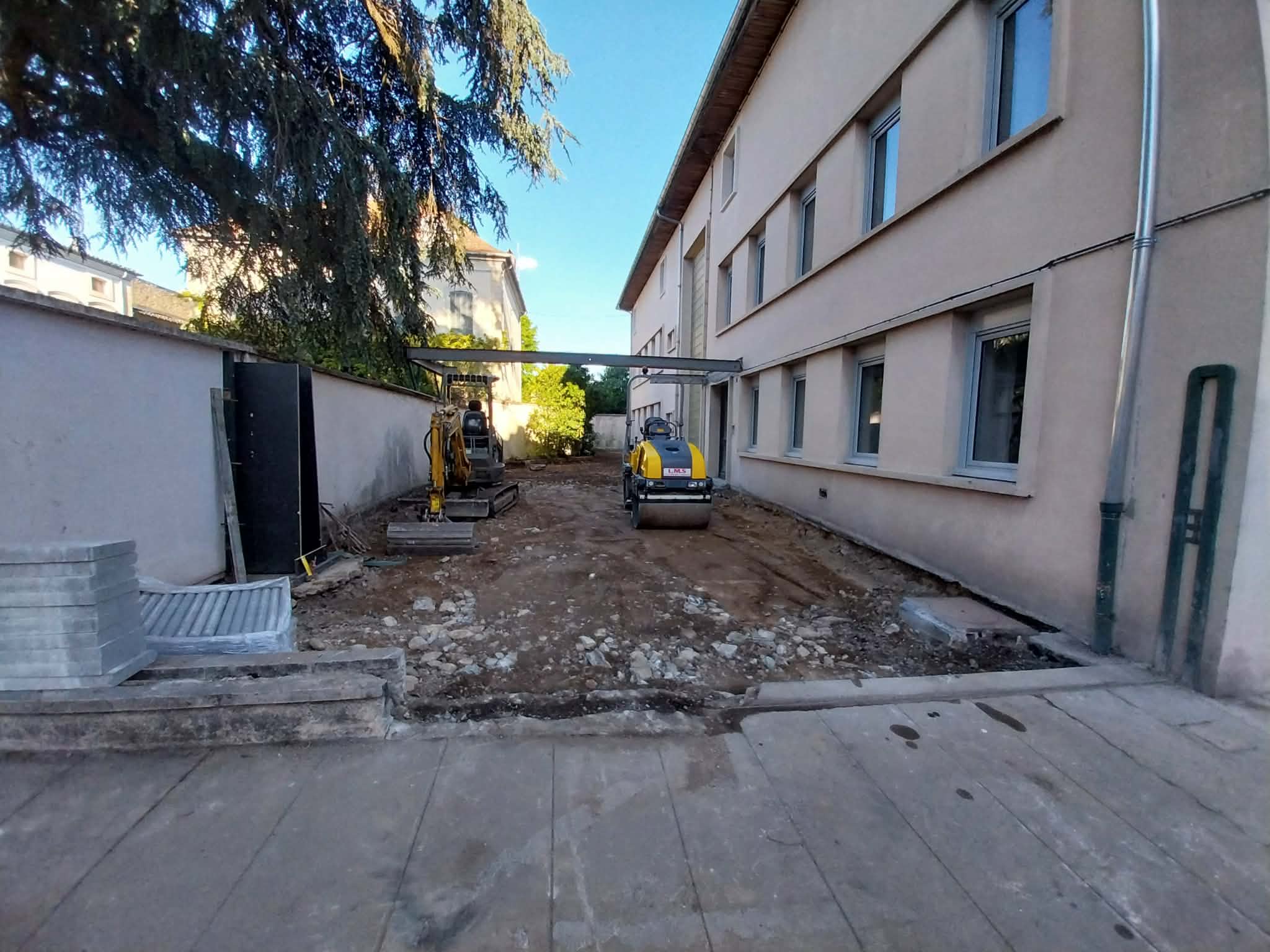 Avant : cour inégale et brute