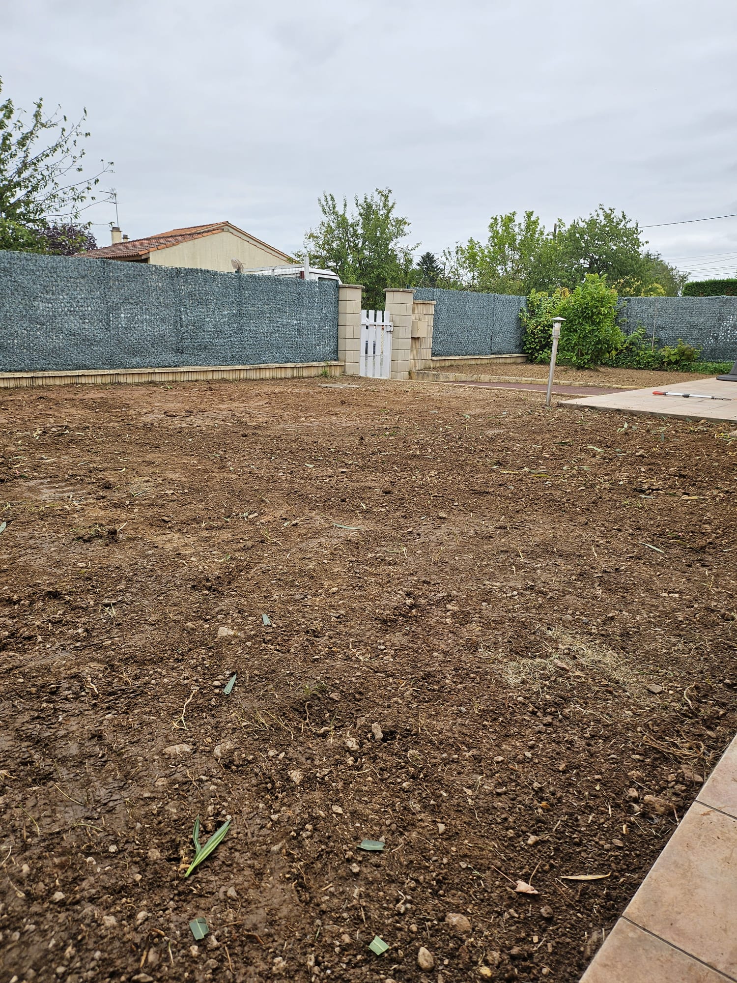 Après : jardin nivelé et préparé