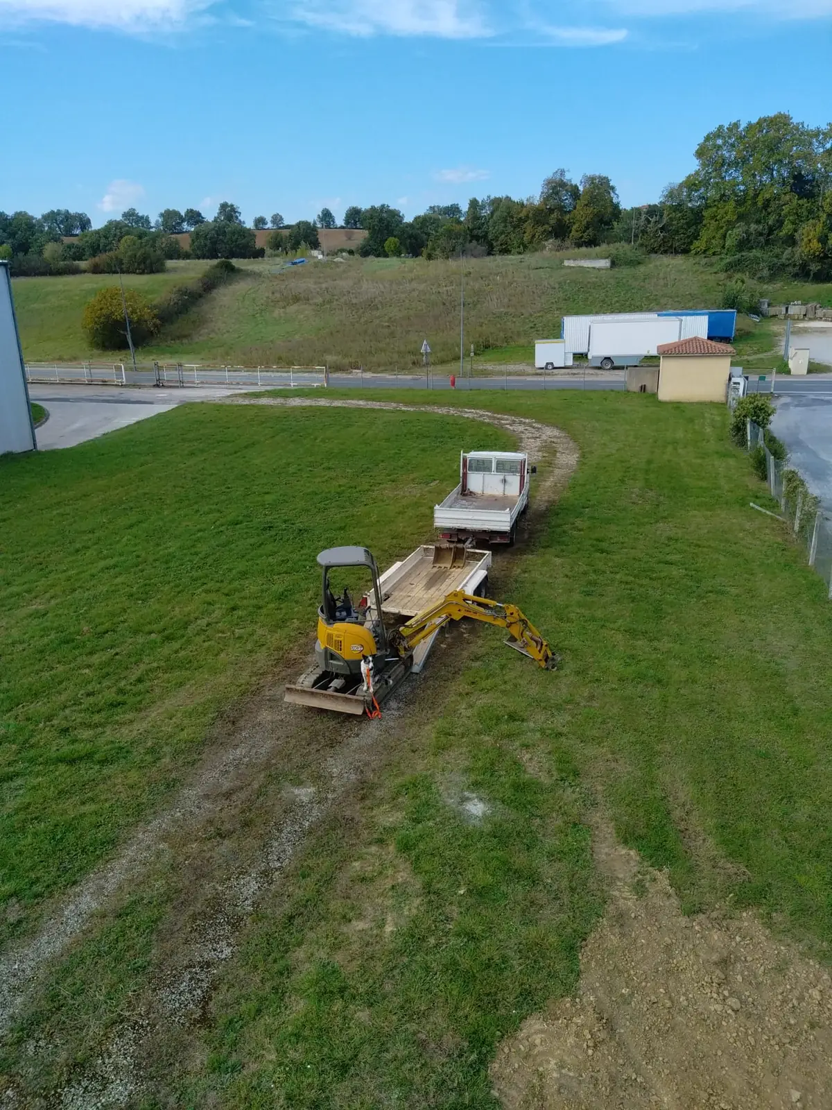 Vue aérienne d'un chantier TMS avec mini-pelle
