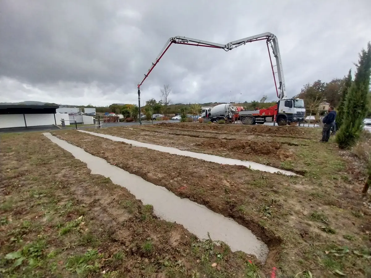 Coulage de fondations sur un chantier dans le Tarn