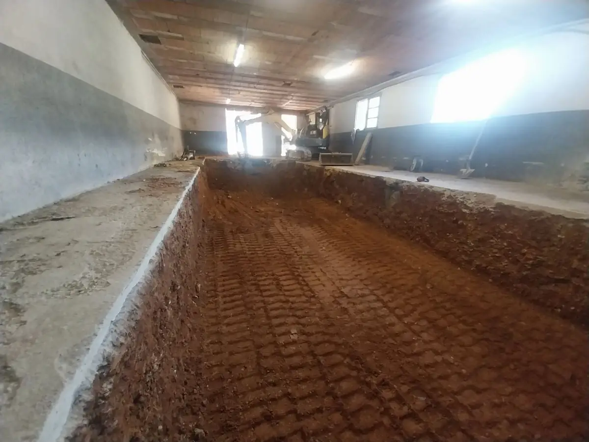 Terrassement intérieur de hangar agricole