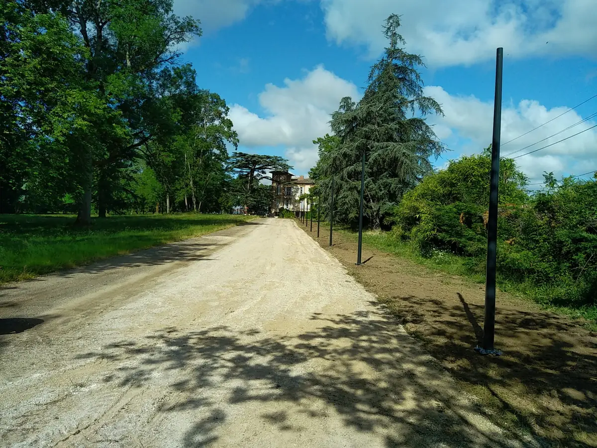 Chemin d'accès en gravier dans le Tarn
