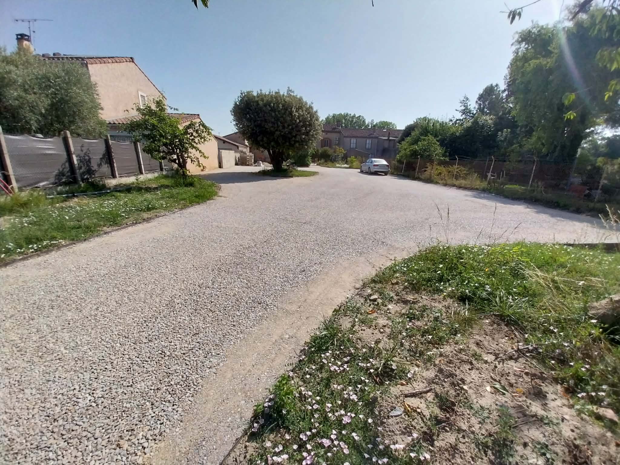 Voie d'accès en gravier créée par TMS dans le Tarn